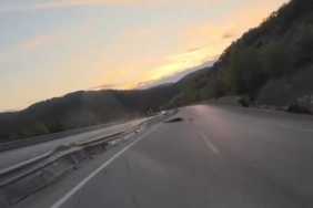 Çanakkale’de seyir halindeki motosikletlinin kaza anı kameraya yansıdı