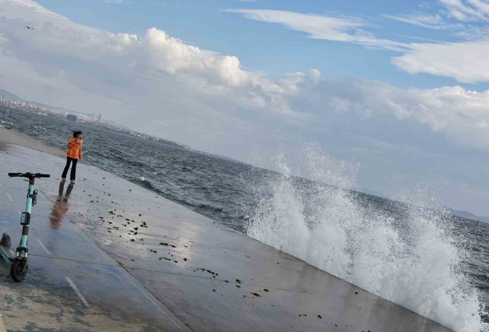 İstanbul’da şiddetli rüzgar nedeniyle dalgalar oluştu