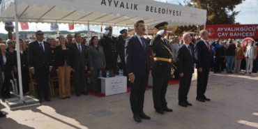 Ayvalık’ta Cumhuriyet Bayramı kutlamaları çelenk sunumuyla başladı
