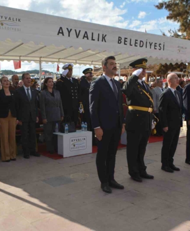 Ayvalık’ta Cumhuriyet Bayramı kutlamaları çelenk sunumuyla başladı