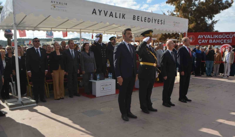 Ayvalık’ta Cumhuriyet Bayramı kutlamaları çelenk sunumuyla başladı