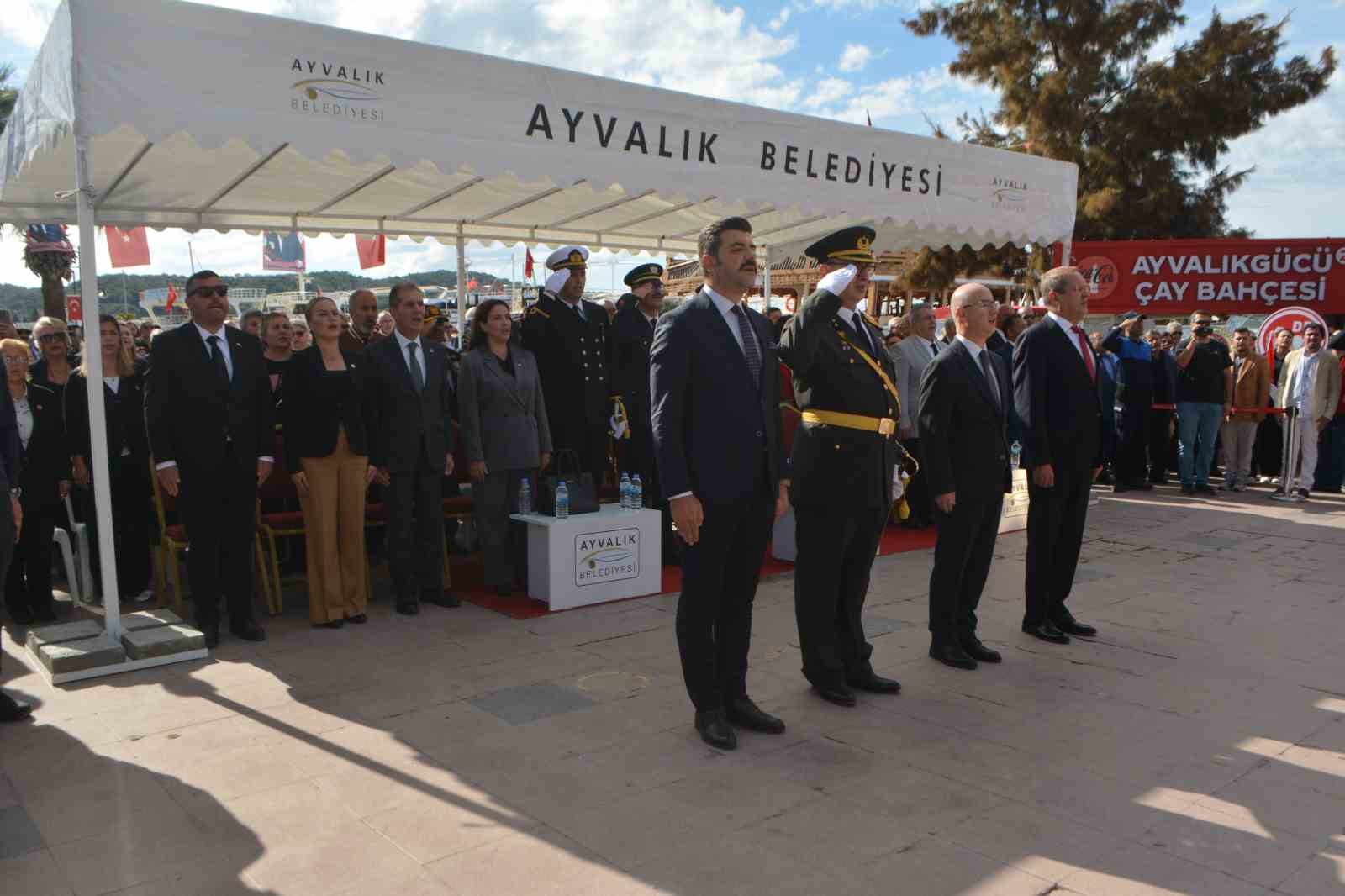 Ayvalık’ta Cumhuriyet Bayramı kutlamaları çelenk sunumuyla başladı