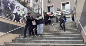 Gaziosmanpaşa’da kuyumcuyu darp edip 1 kilo altın ve 300 bin lirayı çaldılar: 5 şüpheli Kars’ta yakalandı