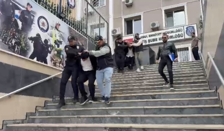 Gaziosmanpaşa’da kuyumcuyu darp edip 1 kilo altın ve 300 bin lirayı çaldılar: 5 şüpheli Kars’ta yakalandı
