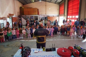 Çocuklar itfaiyecilerle buluştu