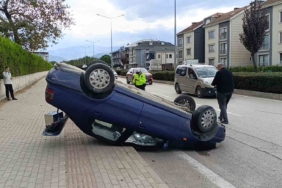 Kaza yapan otomobil takla atarak ters durdu: 1 yaralı