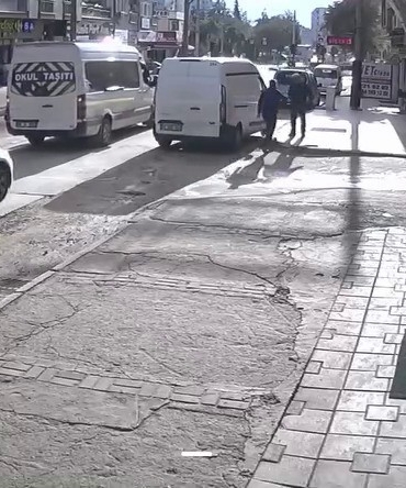 Geri manevra yaparken yayayı böyle yere serdi: Görünmez kaza kamerada