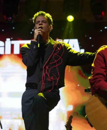 Bilecik’te sağanak yağışa rağmen binlerce kişi Madrigal konseriyle coştu