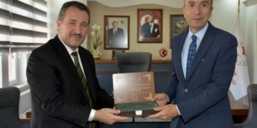 Bilecik İl Müftüsü Dilek’ten Tarım Müdürü Ayvalık’a Kur’an-ı Kerim hediyesi
