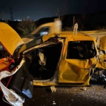 İki kamyonun arasında kağıt gibi ezilen taksi sürücüsü yaralandı