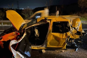 İki kamyonun arasında kağıt gibi ezilen taksi sürücüsü yaralandı