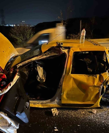 İki kamyonun arasında kağıt gibi ezilen taksi sürücüsü yaralandı