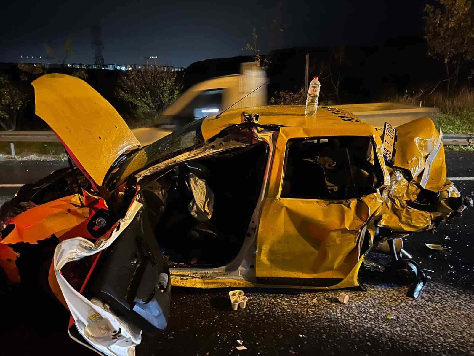 İki kamyonun arasında kağıt gibi ezilen taksi sürücüsü yaralandı