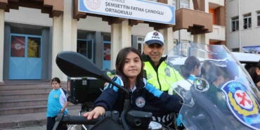 Emniyet ekiplerinden öğrencilere akran zorbalığı ve siber suçlar bilgilendirmesi