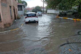 Sındırgı’da sağanak yağış hayatı olumsuz etkiledi