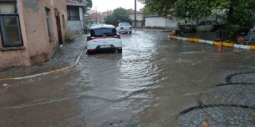 Sındırgı’da sağanak yağış hayatı olumsuz etkiledi
