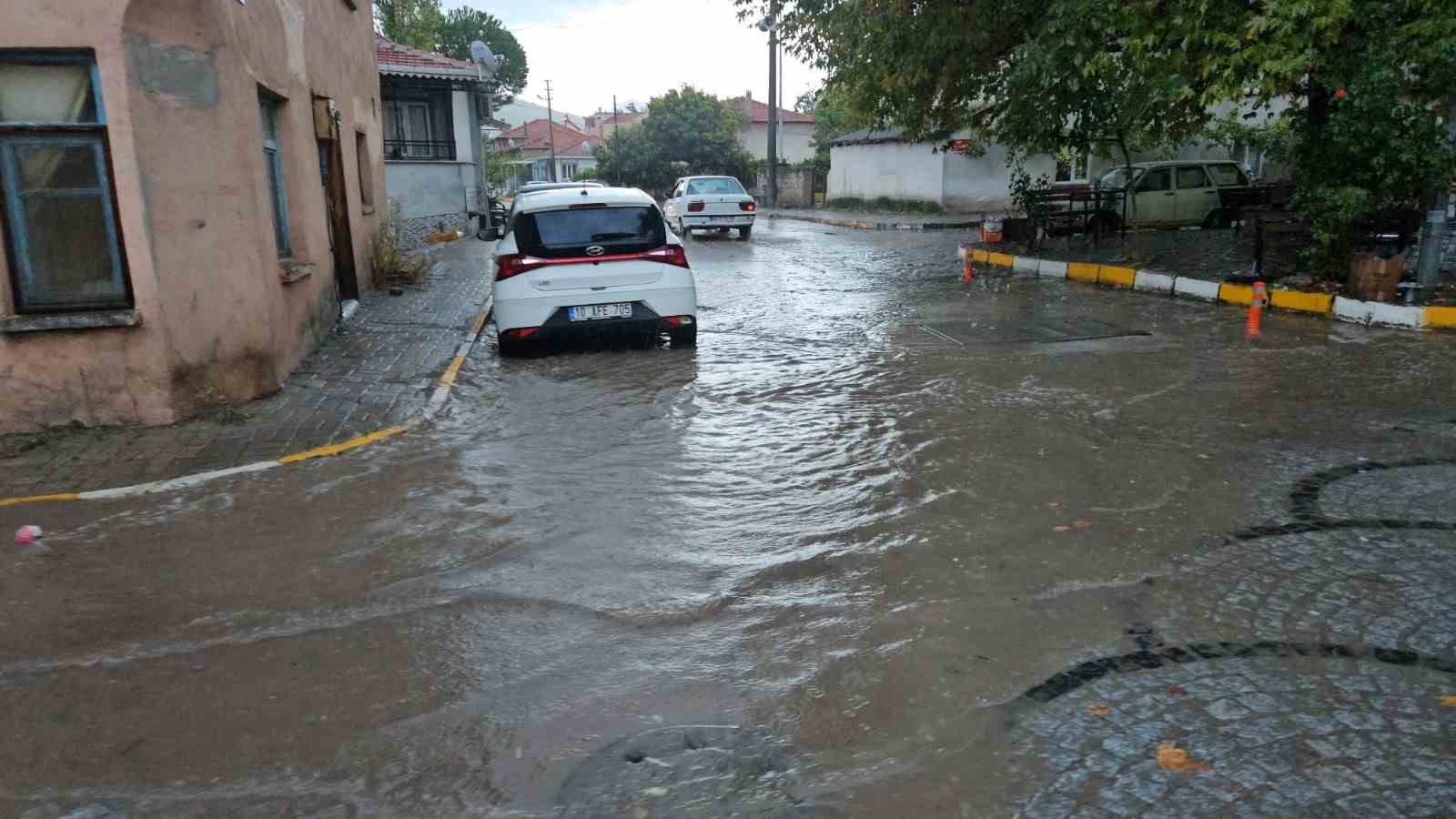 Sındırgı’da sağanak yağış hayatı olumsuz etkiledi