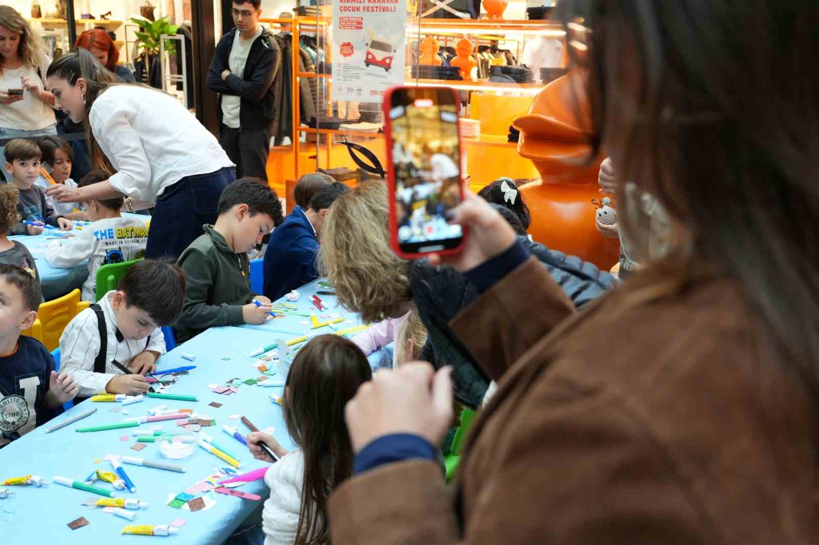 Kırmızı Karavan’ın ev sahipliği yaptığı Çocuk Festivali gerçekleşti