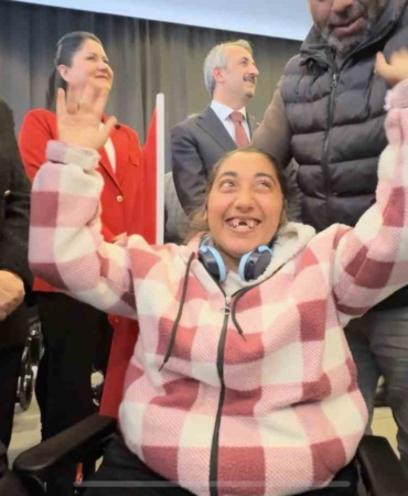 Akülü sandalyeye kavuşan vatandaşlar sevinçten ağladı