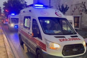 Edirne’de motosiklet refüje çarptı: 2 yaralı