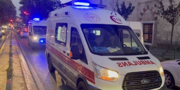 Edirne’de motosiklet refüje çarptı: 2 yaralı