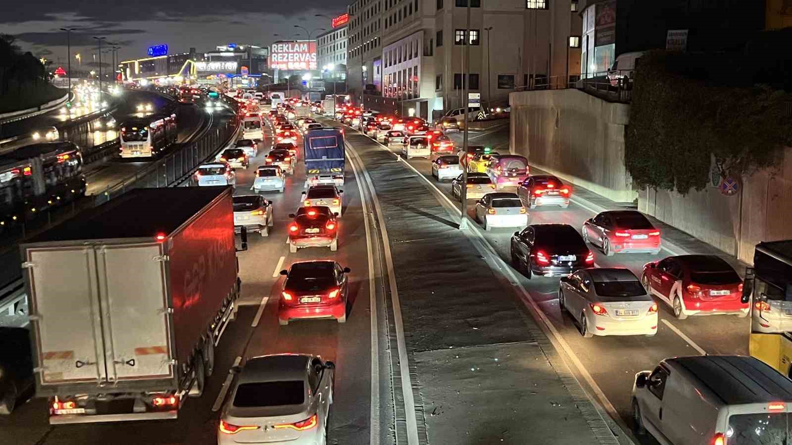 İstanbul’da trafik yoğunluğu yüzde 83’e ulaştı