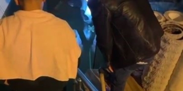 Beyoğlu’nda sağanak sonrası halı dükkanını su bastı