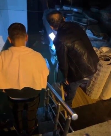 Beyoğlu’nda sağanak sonrası halı dükkanını su bastı