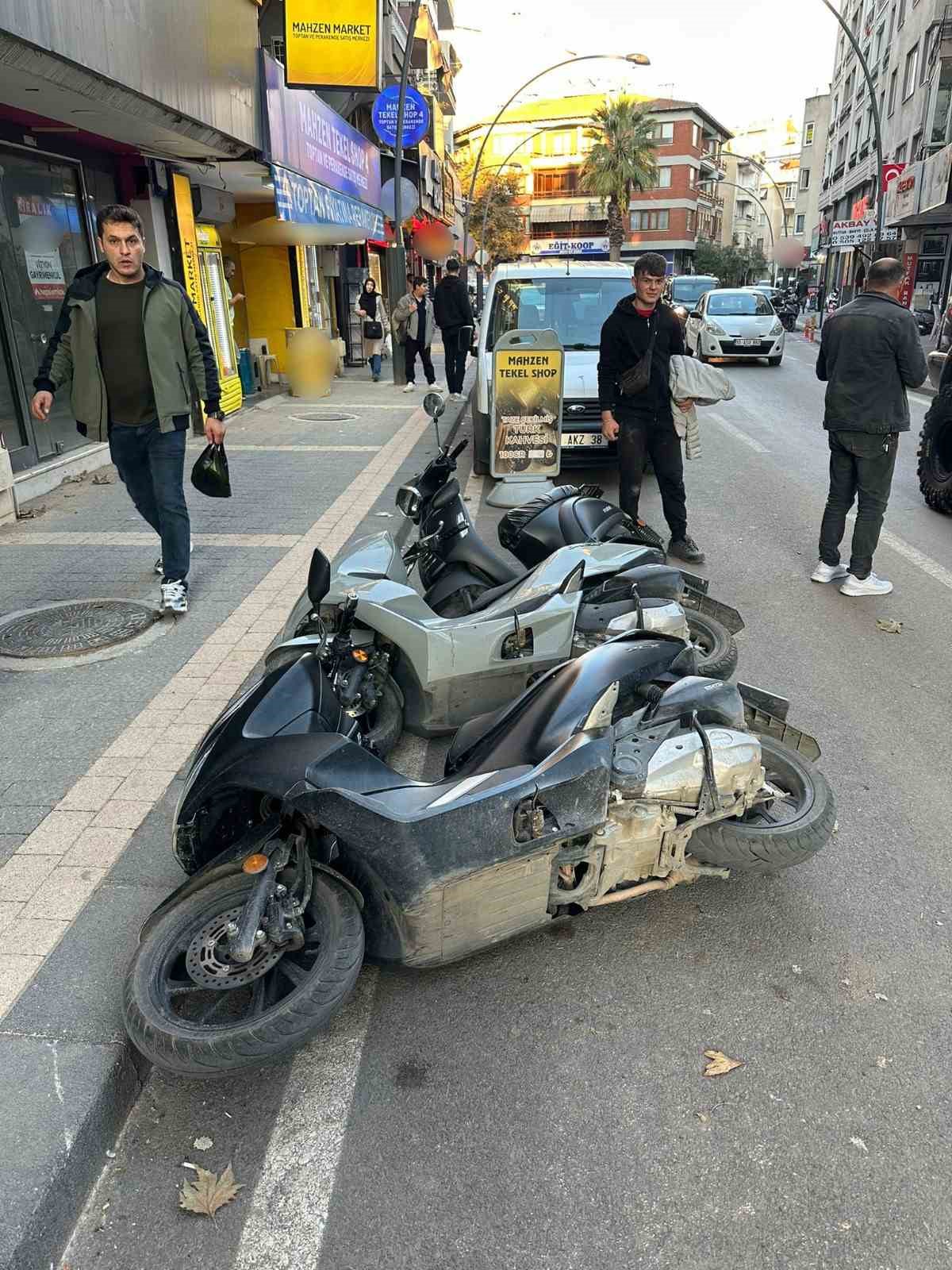 Üç motosiklet domino taşı gibi devrildi