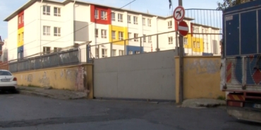 Eyüpsultan’da bir okulun kapısı öğrencilerin üstüne düştü: 4 yaralı
