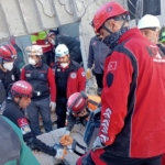 Kartepe Belediyesi ekipleri, Gebze’deki arama-kurtarma çalışmalarına katıldı