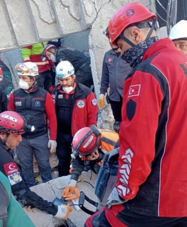 Kartepe Belediyesi ekipleri, Gebze’deki arama-kurtarma çalışmalarına katıldı
