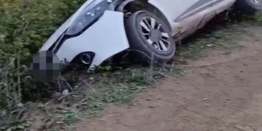 Kontrolden çıkan otomobil uçurumun eşiğinde durdu