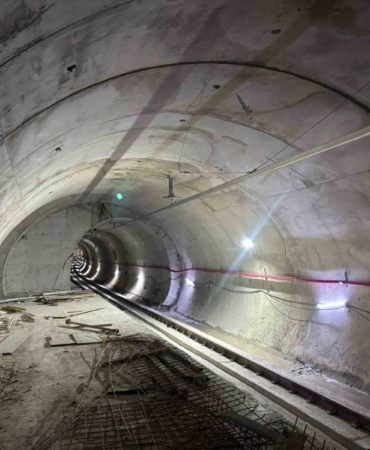 Gebze’de 4 kişiye mezar olan binanın yakınından geçen metro hattının içi görüntülendi