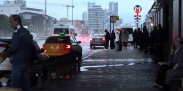 İstanbul’da vatandaşlar güne yağmurla uyandı