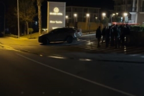 Motosikletli saldırganlar 4 kişinin bulunduğu otomobili kurşunladı