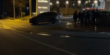 Motosikletli saldırganlar 4 kişinin bulunduğu otomobili kurşunladı