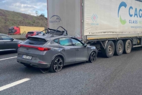 Sancaktepe’de otomobil tıra arkadan çarptı: Sürücü sıkışarak yaralandı