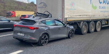 Sancaktepe’de otomobil tıra arkadan çarptı: Sürücü sıkışarak yaralandı