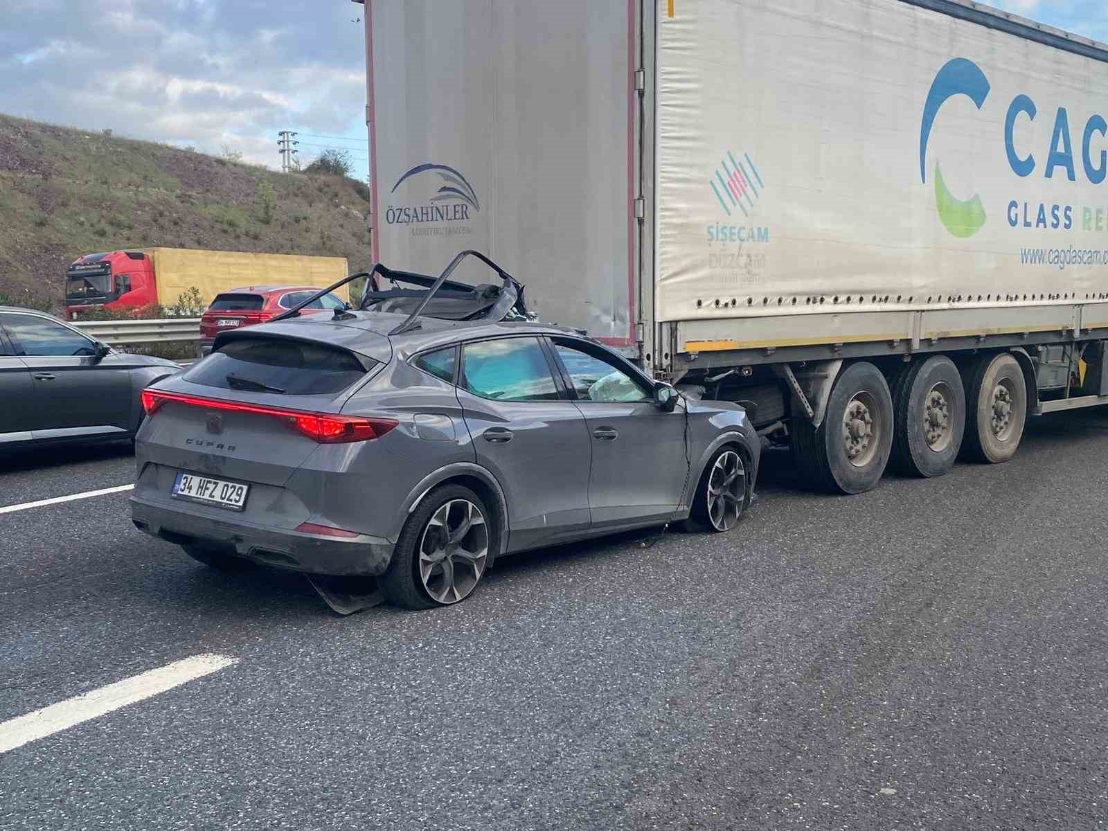 Sancaktepe’de otomobil tıra arkadan çarptı: Sürücü sıkışarak yaralandı