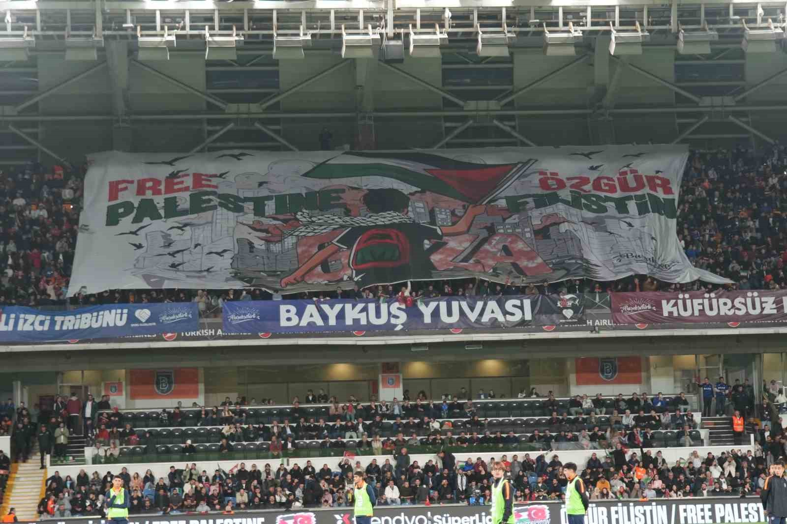Başakşehir taraftarından Filistin’e destek
