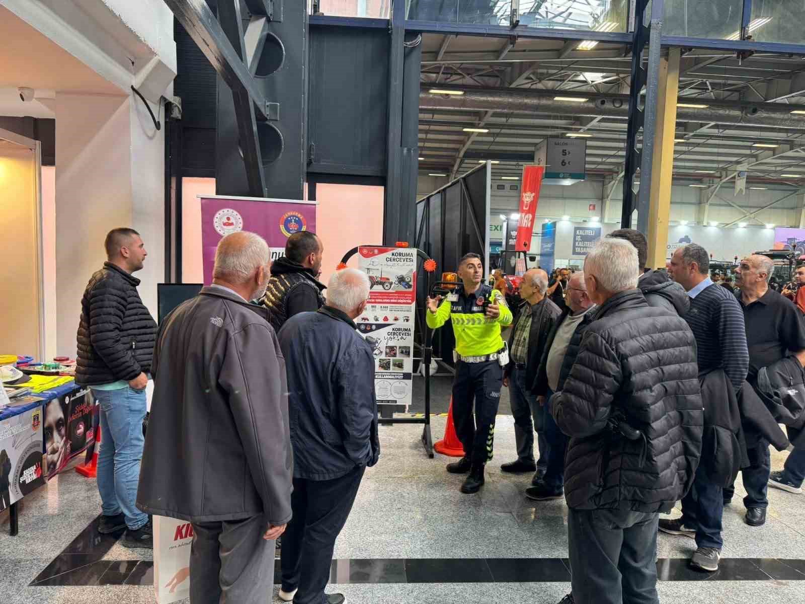 Bursa Tarım ve Hayvancılık Fuarı’nda jandarmadan traktör sürücülerine trafik eğitimi