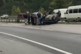 D-100’de sürücüsünün kontrolünden çıkan otomobil takla attı: 1 yaralı