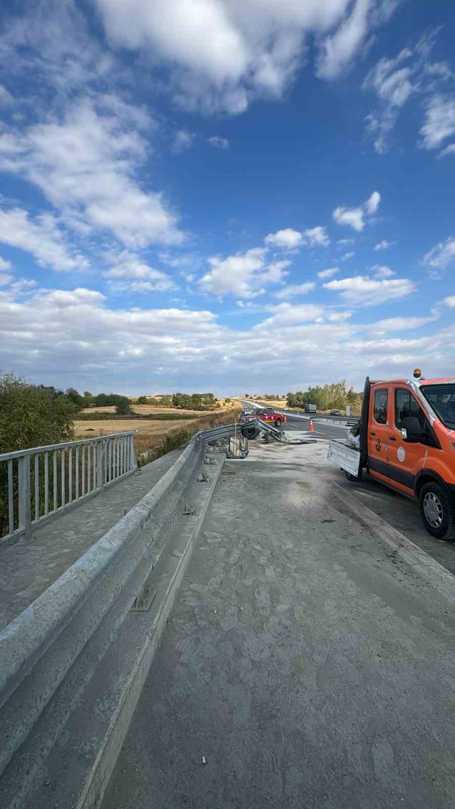 Kırklareli’nde tır dereye düştü sürücü yaralandı