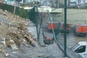 Küçükçekmece’de dondurma fabrikasının istinat duvarı çöktü