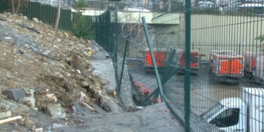 Küçükçekmece’de dondurma fabrikasının istinat duvarı çöktü