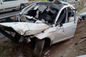 İşe gitmek isterken ölümden döndü: Otomobil parçalandı, sürücü fırlayıp altına sıkıştı