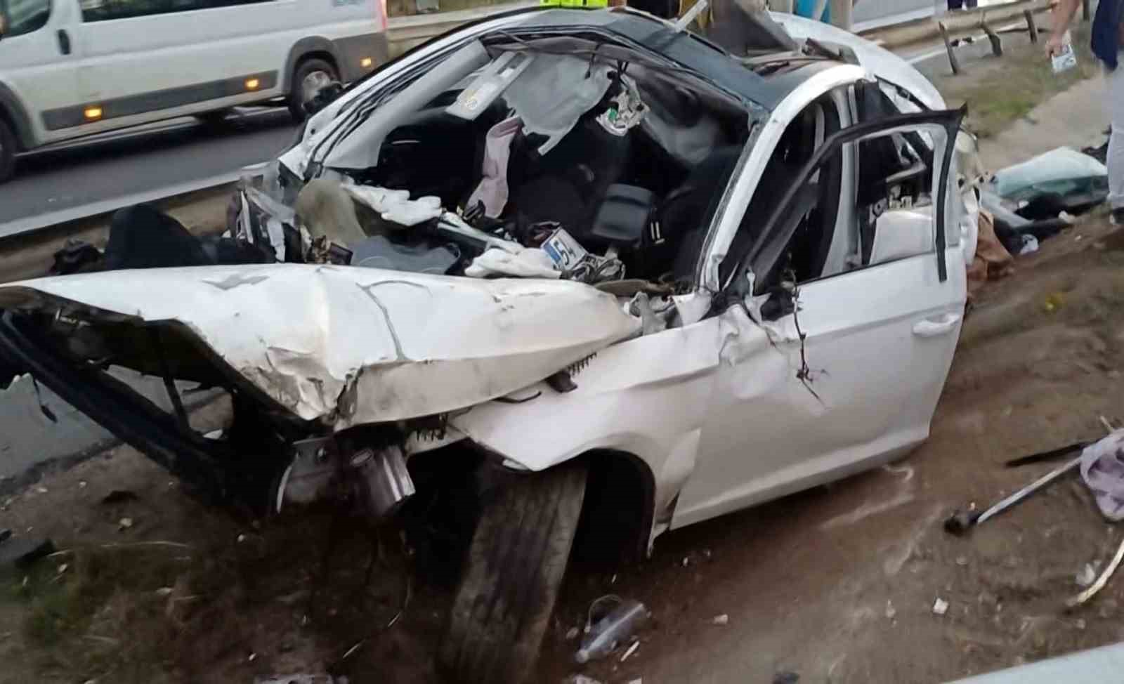 İşe gitmek isterken ölümden döndü: Otomobil parçalandı, sürücü fırlayıp altına sıkıştı