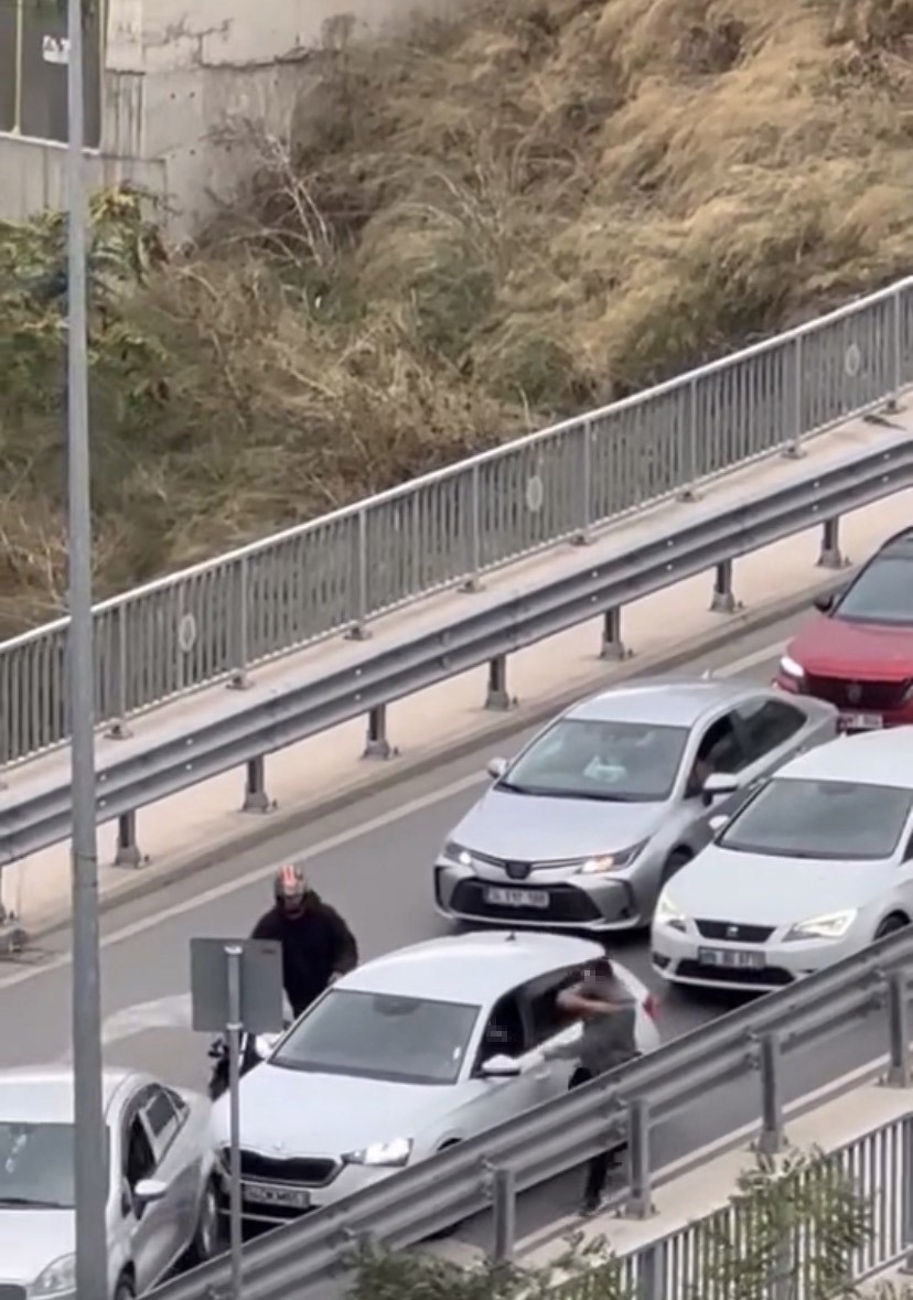 Maltepe’de trafikte sopalı kavga