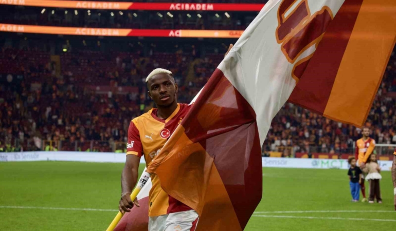 Victor Osimhen, Okan Buruk’u yakaladı